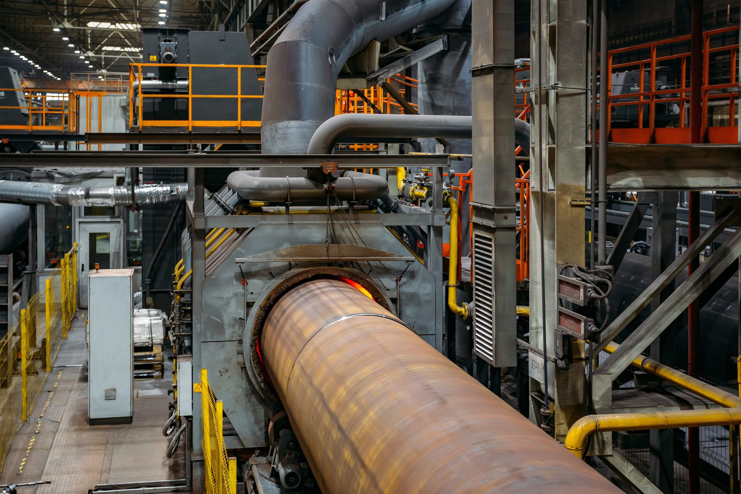 Industrieanlage, die bei hoher Temperatur einen Kolben betreibt und dafür Hochtemperaturfette benötigt