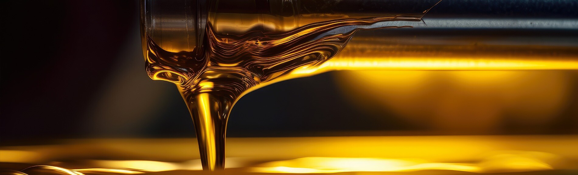 Metallisches Bauteil ist mit Schmieröl benetzt, das in einen Behälter zurück fließt. Ein Beispiel für HELVOSYT HWO 5.0 das moderne Wartungsöl von Völkel