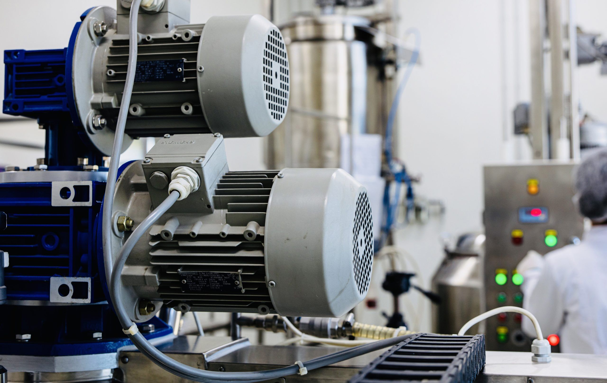 Lüfter auf Elektromotoren an einem Transportband, für die man Hochgeschwindigkeitsfette von Völkel benötigt