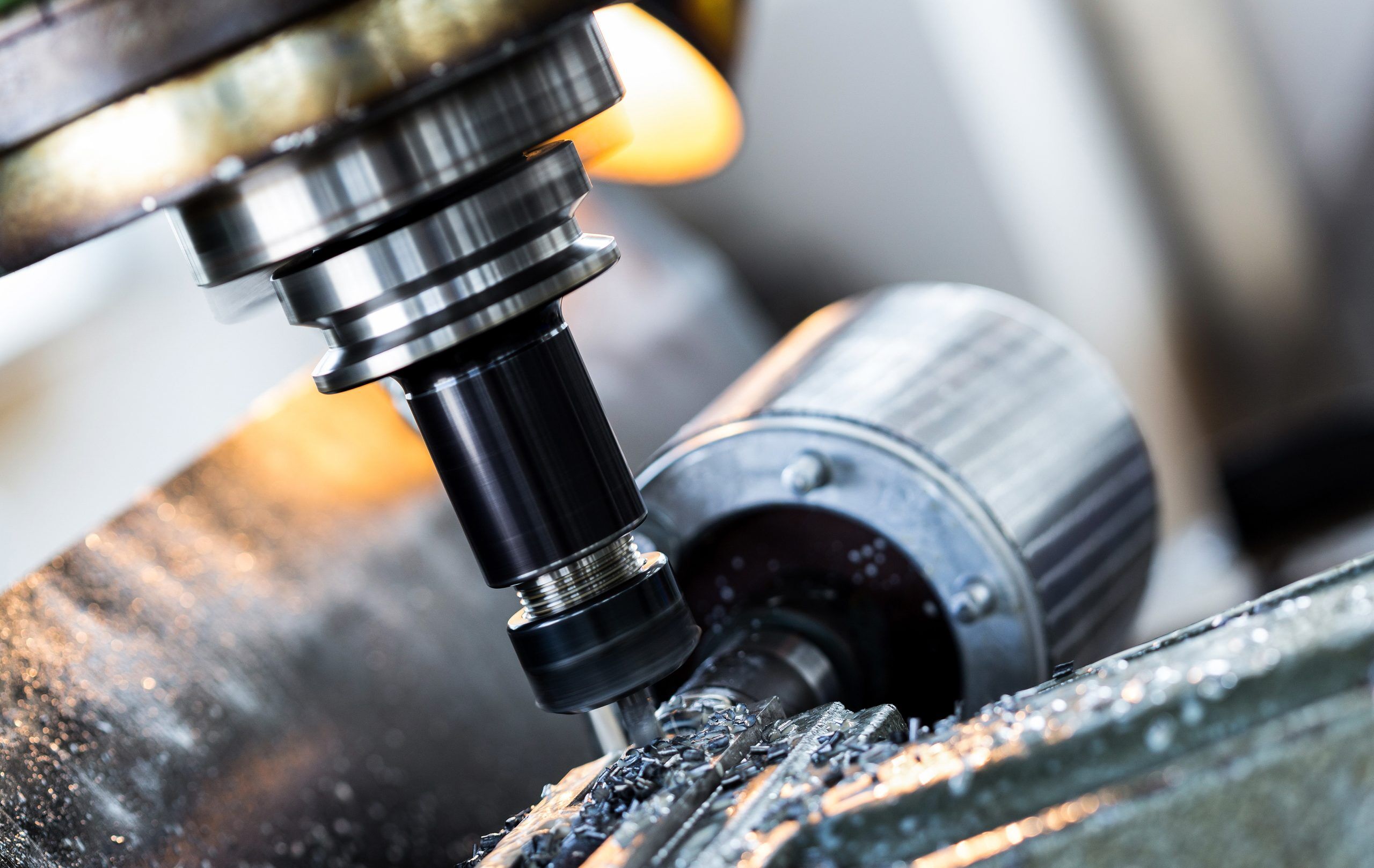 Fräsmaschine bei der Arbeit, die Hochgeschwindigkeitsfette benötigt