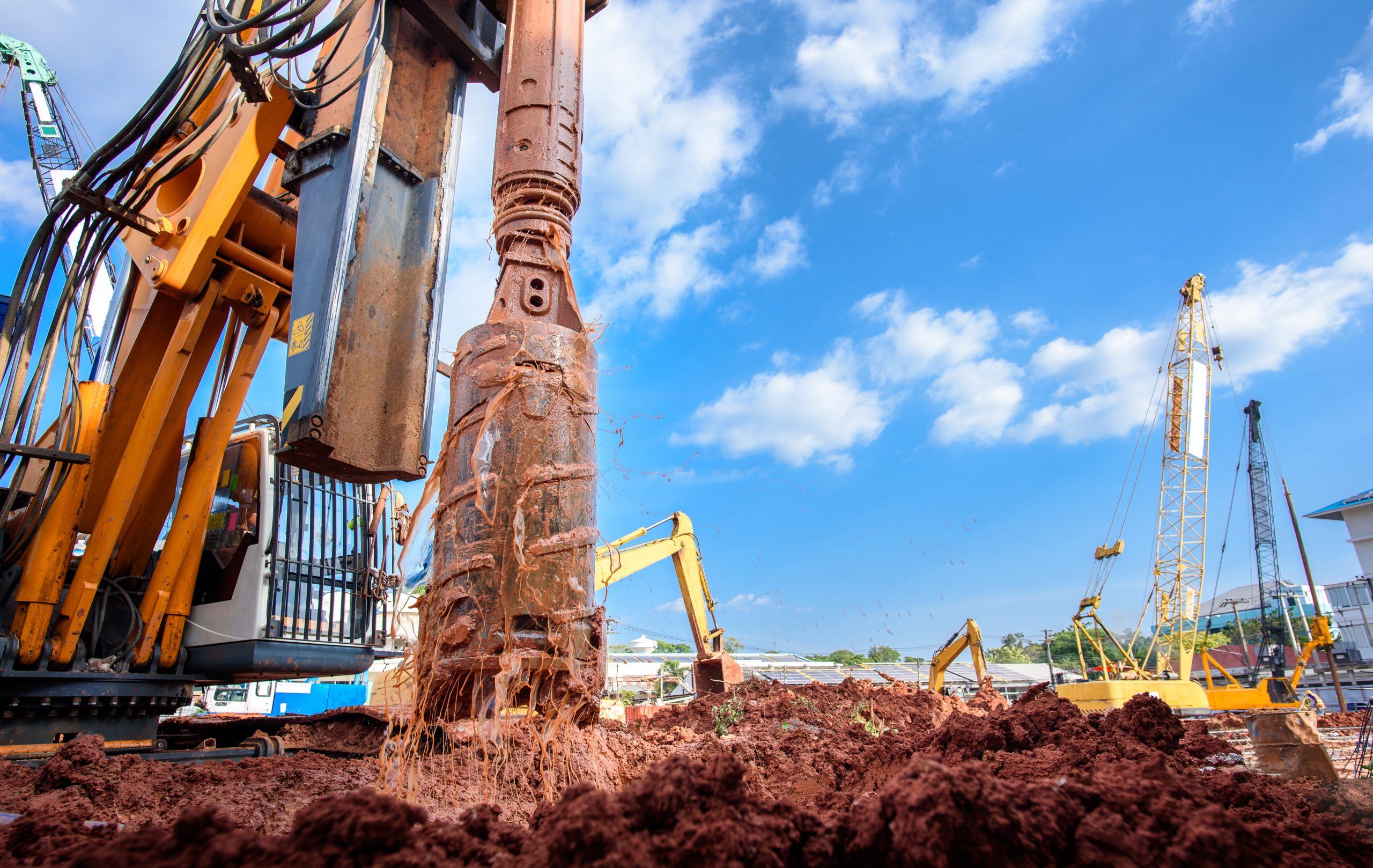 Riesige Bohrmaschine für den Tiefbau auf der Baustelle als Beispiel für biologisch abbaubare Schmiertstoffe