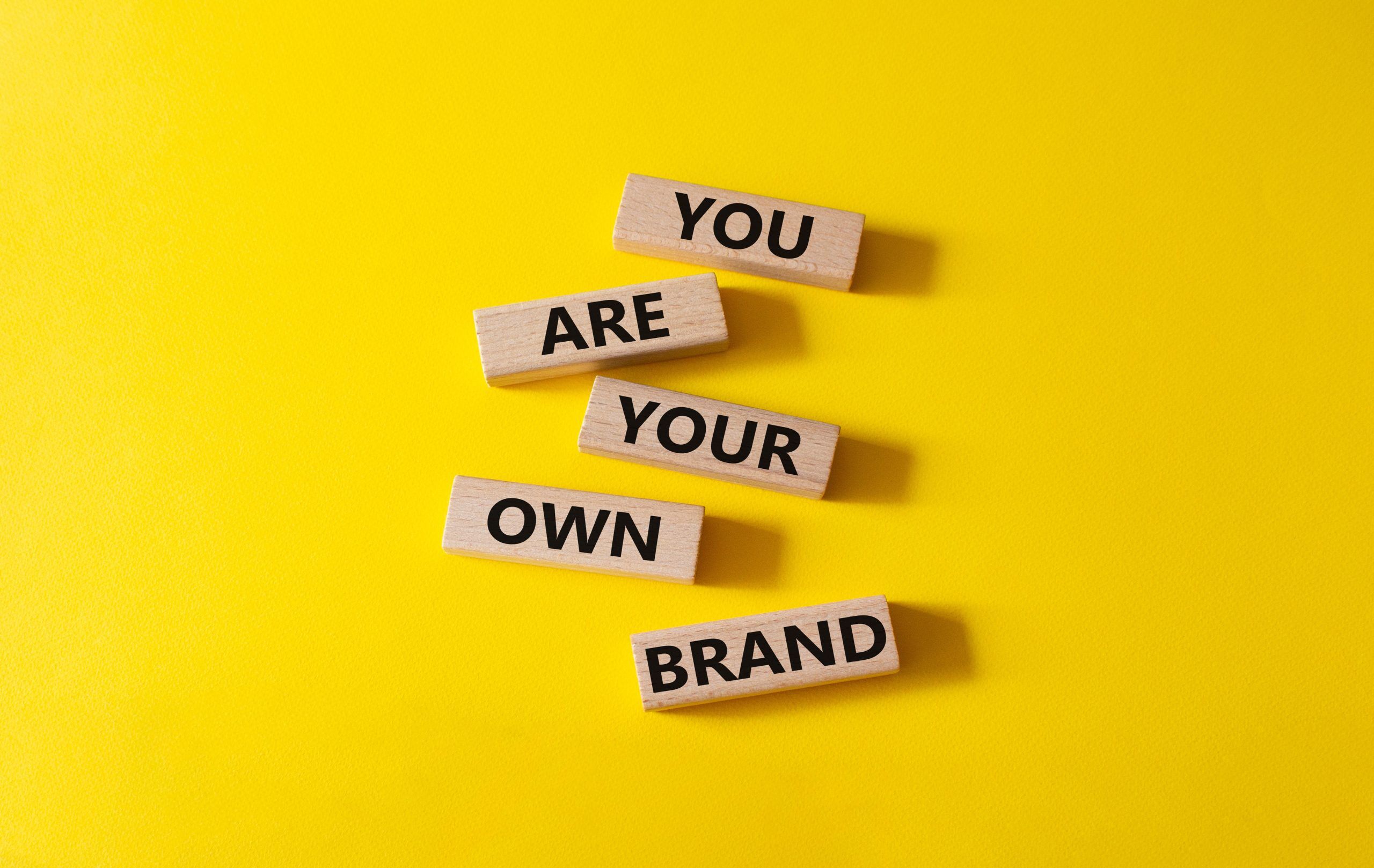 Holzklötze mit den Worten You are your own Brand für das Private Label von Völkel