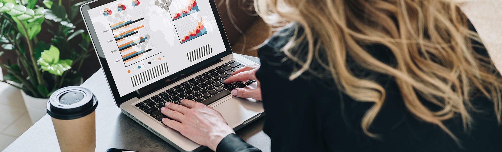 Frau sitzt am Laptop und arbeitet