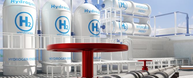 Armaturen und Tnks für Wasserstoff, die mit H beschriftet sind stehen im Freien und symbolisieren Wasserstoff